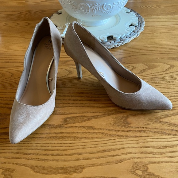 Time and Tru Shoes - Time and Tru Pointed-Toe Pumps in Light Taupe